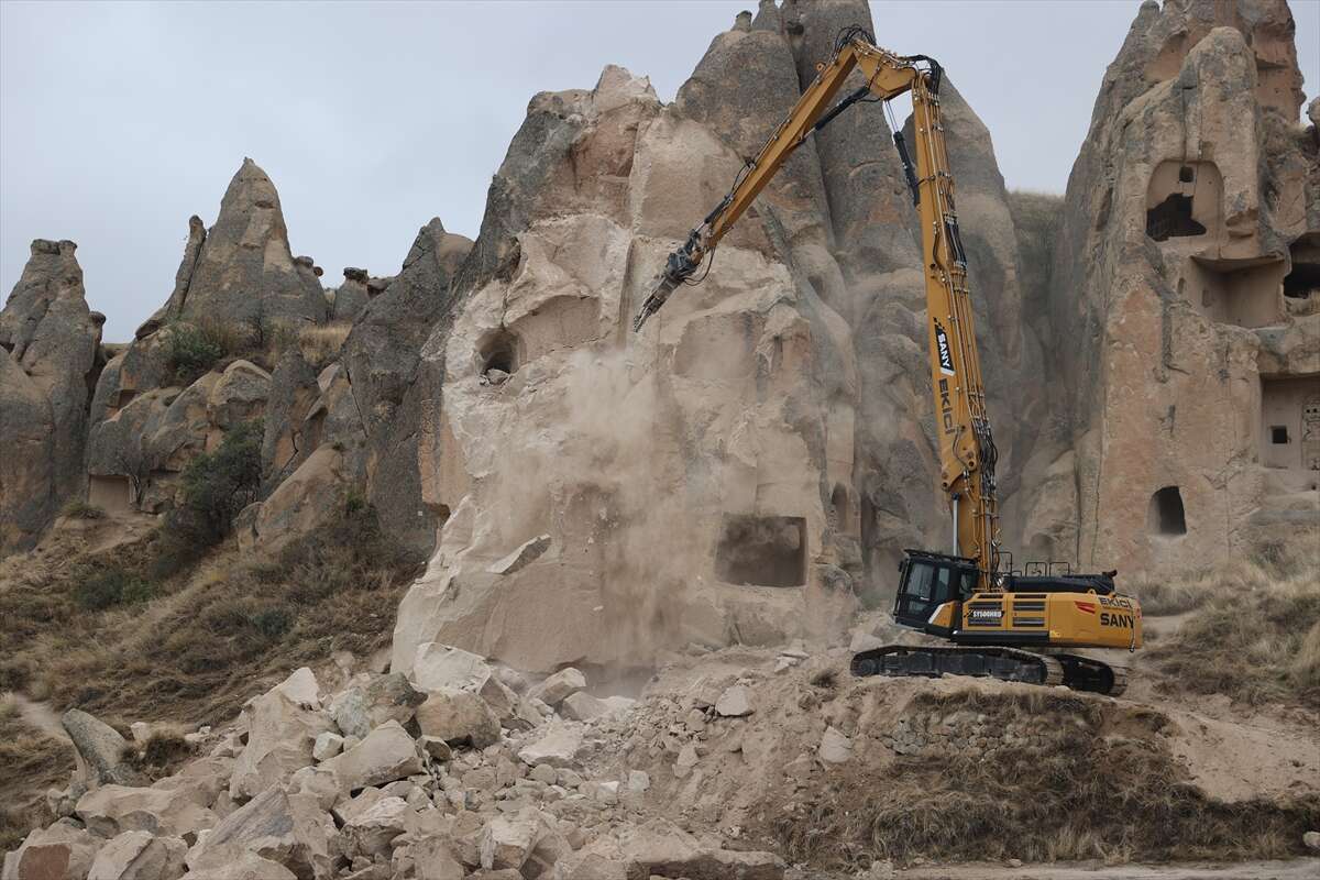 Göreme’deki riskli peribacaları güvenli şekilde yıkılıyor 3